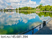 Останкинский (Дворцовый) пруд. Летний солнечный день. Москва. Россия (2024 год). Редакционное фото, фотограф E. O. / Фотобанк Лори