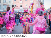 Carnival parade in streets of Lisbon by artistic collective Clandestine Colombina (2024 год). Редакционное фото, фотограф Дмитрий Рухленко / Фотобанк Лори