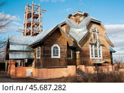Храм целителя Пантелеимона в Астрахани, на бывшем курорте "Тинаки". Идет восстановление колокольни (реставрационные работы) Стоковое фото, фотограф Павел Просянов / Фотобанк Лори