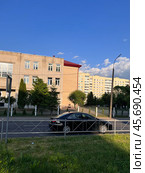 Вид на школу номер 13,г.Гродно,Беларусь (2023 год). Стоковое фото, фотограф Александра Новгородова / Фотобанк Лори