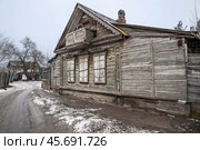 Старый деревянный дом времен Российской империи в исторической части старого города Астрахань, между Кутумом и Магнитогорской (2018 год). Стоковое фото, фотограф Павел Просянов / Фотобанк Лори