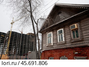 Старый  дом времен Российской империи в исторической части старого города Астрахань ( Южная часть города ). Со всех сторон надвигаются новостройки, и он обречен на снос (2018 год). Стоковое фото, фотограф Павел Просянов / Фотобанк Лори