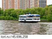 Теплоход Анна Каренина плывет по каналу имени Москвы (2022 год). Редакционное фото, фотограф Лариса Гордеева / Фотобанк Лори