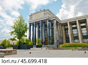 Здание Российской государственной библиотеки. Летний день. Перед дождем. Москва. Россия (2024 год). Редакционное фото, фотограф E. O. / Фотобанк Лори