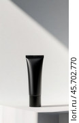 Minimalist beauty: studio shot of unbranded foundation cream tube for modern skincare design. Стоковое AI-изображение, AI-художник Sabyna75 / Фотобанк Лори