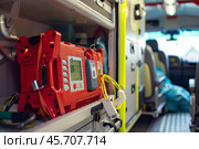 Defibrillator equipment inside empty modern ambulance vehicle. Стоковое AI-изображение, AI-художник Иван Рябоконь / Фотобанк Лори