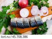 Mild-cured scomber with parsley and onion on wooden surface. Стоковое фото, фотограф Яков Филимонов / Фотобанк Лори