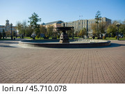 Фонтан на центральной площади Кирова (Сперанского) в городе Иркутске осенние кадры (2019 год). Редакционное фото, фотограф Юрий Карачев / Фотобанк Лори