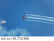 Three airplane fly across the sky. Стоковое фото, фотограф Дмитрий Киселёв / Фотобанк Лори