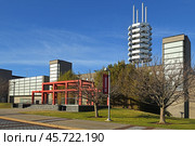 Charles B. Wang Center with 100-foot octagonal pagoda at Stony Brook University in Stony Brook, New York, in Suffolk County, on Long Island on sunny autumn day. Редакционное фото, фотограф Валерия Попова / Фотобанк Лори