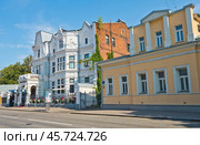 Поварская улица, дома 48 и 50. Летний солнечный день. Москва. Россия (2024 год). Редакционное фото, фотограф E. O. / Фотобанк Лори