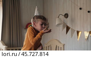 A Playful Child Enjoying Time in a Cozy and Welcoming Nursery Setting for Fun Activities. A cheerful child joyfully runs around in a cozy nursery that is filled with vibrant and enchanting decor. Стоковое видео, видеограф Марина Демидюк / Фотобанк Лори