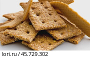 Healthy Crackers Stack. Brown crackers pile topped with seeds. Wholemeal salt cracker heap. Snack plate of golden crispy cookies on a table. Multigrain flatbread. Delicious salty biscuit, hardtack. Стоковое AI-видео, аниматор Марина Демидюк / Фотобанк Лори