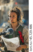 Female war correspondent reporting live from conflict zone. Стоковое AI-видео, аниматор Юрий Поздников / Фотобанк Лори