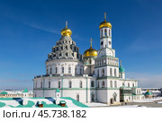 Воскресенский собор Новоиерусалимского ставропигиального мужского монастыря, купол ротонды и колокольня зимой. Истра, Московская область, Россия (2018 год). Стоковое фото, фотограф Наталья Волкова / Фотобанк Лори