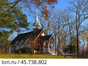St. James Chapel (1889), now All Souls Episcopal Church, historic chapel in Stony Brook, New York, on sunny day. Стоковое фото, фотограф Валерия Попова / Фотобанк Лори