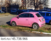 Розовый автомобиль FIAT на стоянке. Редакционное фото, фотограф Максим Гулячик / Фотобанк Лори