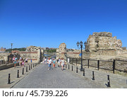 Nesebar, Bulgaria. August 01, 2024.Tourists go on an excursion to Old Nessebar. Редакционное фото, фотограф Мария Фетисова / Фотобанк Лори
