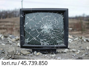Broken tv set abandoned in a desolate landscape symbolizing decaying media. Стоковое AI-изображение, AI-художник Иван Рябоконь / Фотобанк Лори