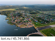 Южный Урал, Башкортостан, село Нугуш и плотина Нугушского водохранилища. Вид с воздуха. Southern Urals, Bashkortostan, the village of Nugush and the dam of the Nugush reservoir. Aerial view. (2024 год). Стоковое фото, фотограф Евгений Романов / Фотобанк Лори