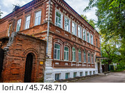 Двухэтажный, старый, кирпичный дом с декором (Усадьба Сырова в Богородске) (2024 год). Редакционное фото, фотограф Илья Старков / Фотобанк Лори
