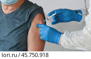 Doctor Vaccinating Senior Man In Clinic. Elderly People Vaccination. Doctor Giving COVID 19 Coronavirus Vaccine Injection to Mature Man In Face Mask. Protection of Senior Patient. Old Man in Hospital. Стоковое AI-видео, аниматор Марина Демидюк / Фотобанк Лори