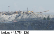 Heavy machinery of gravel production in quarry. Стоковое видео, видеограф Михаил Коханчиков / Фотобанк Лори