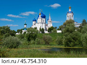 Bogolyubsky Monastery of the Nativity of the Virgin is a female Orthodox monastery on the banks of the Monastic Pond on a sunny summer day, Bogolyubovo, Suzdal district, Vladimir region, Russia. Стоковое фото, фотограф Ula Ulachka / Фотобанк Лори