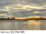 Речной пейзаж с яхтой на закате. Редакционное фото, фотограф Пучков Андрей Александрович / Фотобанк Лори