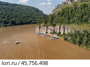 Южный Урал, Башкортостан, Нугушское водохранилище: прогулочные суда у скал в месте слияния рек Нугуш и Урюк. Вид с воздуха. Southern Urals, Bashkortostan, Nugush reservoir: pleasure crafts near the cliffs at the confluence of the Nugush and Uryuk rivers. Aerial view. (2024 год). Редакционное фото, фотограф Евгений Романов / Фотобанк Лори