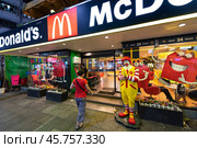 McDonalds in Bangkok city center (2015 год). Редакционное фото, фотограф Александр Подшивалов / Фотобанк Лори