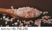 Himalayan pink salt in a wooden is used to flavor food. Due mainly to marketing costs, pink Himalayan salt is up to twenty times more expensive than table or sea salt. Стоковое видео, видеограф Андрей Армягов / Фотобанк Лори