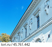 Здание Центральной городской библиотеки имени Л. Н. Толстого. Между окнами расположены бюсты русских писателей, среди которых - В. Маяковский, Л. Толстой, А. Пушкин, Н. Гоголь, М. Горький. Севастополь, улица Ленина, 51 (2021 год). Редакционное фото, фотограф Сергей Елизарьев / Фотобанк Лори