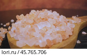 Himalayan pink salt in a wooden is used to flavor food. Due mainly to marketing costs, pink Himalayan salt is up to twenty times more expensive than table or sea salt. Стоковое видео, видеограф Андрей Армягов / Фотобанк Лори