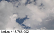 Timelapse blue sky moving clouds. Стоковое видео, видеограф Андрей Армягов / Фотобанк Лори