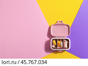 Pills organizer on multicolored background. Стоковое фото, фотограф Юлия Трикашная / Фотобанк Лори