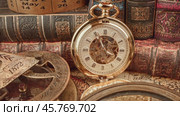 Vintage pocket watch. Vintage background Concept of time history. Стоковое видео, видеограф Андрей Армягов / Фотобанк Лори