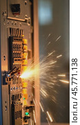 Electrical sparks flying during circuit board assembly. Стоковое AI-видео, аниматор Юрий Поздников / Фотобанк Лори