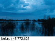 Сумеречный пейзаж у водоема. Стоковое фото, фотограф Валентина Найдюк / Фотобанк Лори