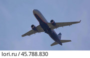 MOSCOW , RUSSIA, June 10, 2019: The Commercial passenger airplane flying overhead on sunny day on June 10, 2019 in Moscow, Russia. Стоковое фото, фотограф Фотограф / Фотобанк Лори