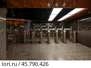 Турникеты на выходе из станции метро Борисово, Москва (2020 год). Редакционное фото, фотограф Александр Кузнецов / Фотобанк Лори