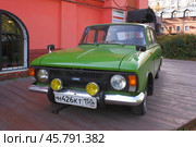 Старый советский автомобиль ИЖ-2715 на парковке в городе (2023 год). Редакционное фото, фотограф Александр Кузнецов / Фотобанк Лори