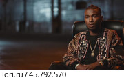 Confident rapper talking and looking at camera. Стоковое видео, видеограф Данил Руденко / Фотобанк Лори
