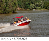 Южный Урал, Башкортостан, прогулочный катер на реке Нугуш. Southern Urals, Bashkortostan, pleasure boat on the Nugush River. (2024 год). Редакционное фото, фотограф Евгений Романов / Фотобанк Лори
