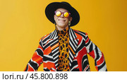 Vibrant fashion trendsetter in bold patterned outfit and reflective sunglasses. Стоковое AI-изображение, AI-художник Zakharova Natasha / Фотобанк Лори