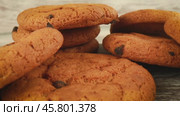 Oatmeal cookies with chocolate close-up. Стоковое видео, видеограф Андрей Армягов / Фотобанк Лори