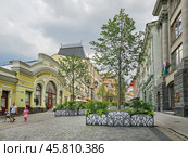 Kuznetsky Most Street in Moscow (2024 год). Редакционное фото, фотограф Саблин Станислав / Фотобанк Лори