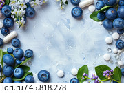 Рамка из черники и таблеток с местом для текста. Стоковое AI-изображение, AI-художник Anna Leeva / Фотобанк Лори