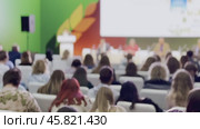 Audience attending educational event in modern conference room setting. Стоковое видео, видеограф Антон Гвоздиков / Фотобанк Лори