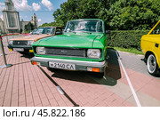 Vintage soviet Moskvitch 2140 SL car at retro show. AZLK M-2140SL auto in green colour (2023 год). Редакционное фото, фотограф Константин Григорьев / Фотобанк Лори
